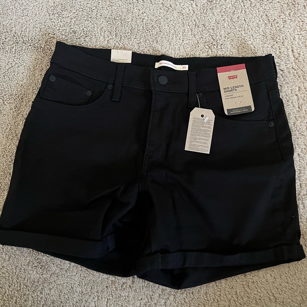 NWT Black Levi’s mid rise shorts